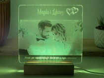 Lampka zmieniająca kolor z Twoim zdjęciem, personalizowanymi imionami i grawerunkiem o miłości - prezent na rocznice, walentynki, dla zakochanych 26016 Naklejkomania - zdjecie 4 - miniatura