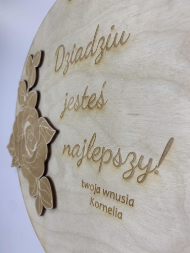 Okrągła, drewniana zawieszka dla najlepszego dziadka z przestrzenną różą i personalizowanym podpisem 81215 - zdjęcie 4