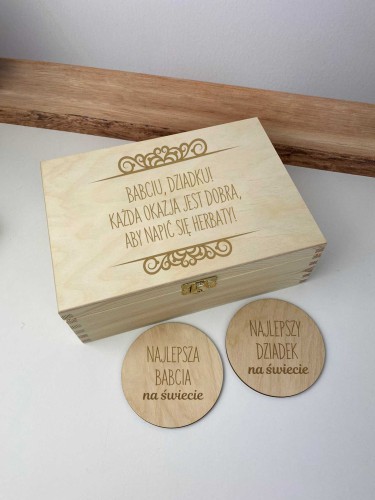 Zestaw prezentowy dla dziadków - skrzynka na herbatę z przegródkami, podstawkami i dedykacją dla babci i dziadka 20738 - zdjęcie 2