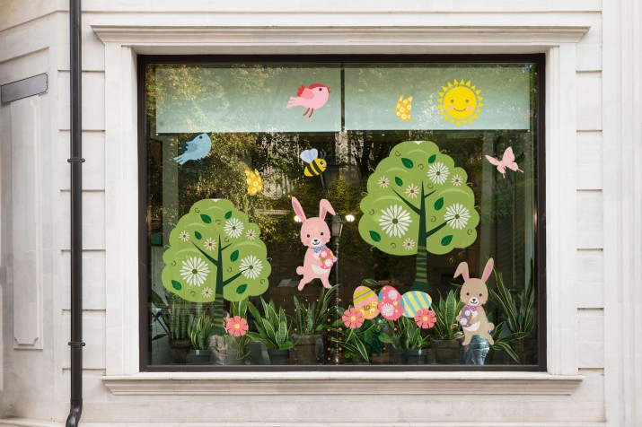Dwustronne naklejki na szybę wielokrotnego użytku na okno wiosenne - wielkanocne króliczki i pisanki wśród kwiatów, ptaszków i drzew 25604