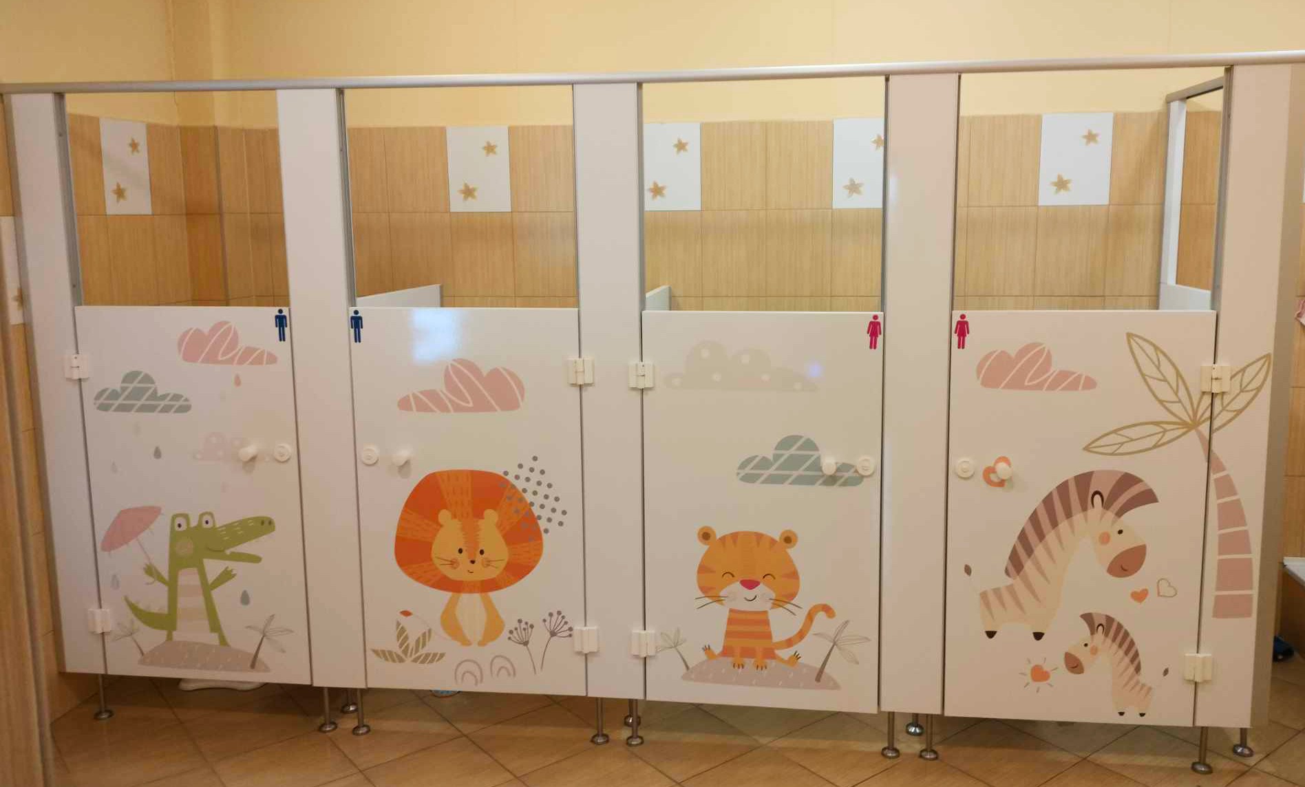 Przedszkole nr 19 w Pile - wyklejenie drzwi łazienkowych