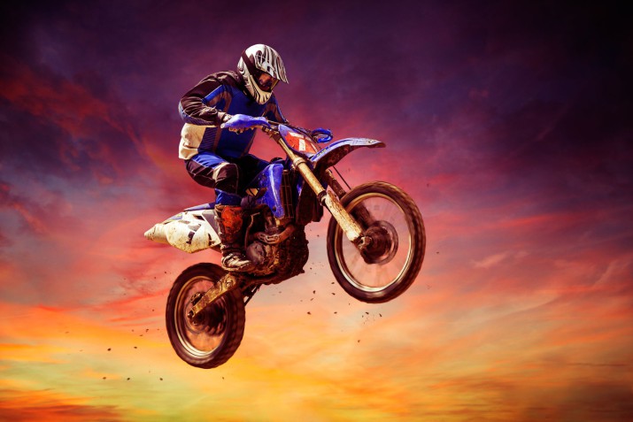 Fototapeta Motocyklista na tle zachodu słońca 81161 - zdjęcie 2