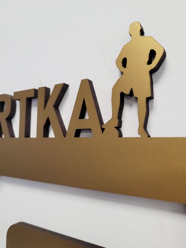 Wieszak na medale z imieniem dziecka, sportowca - motyw piłkarski 25710 - zdjęcie 2