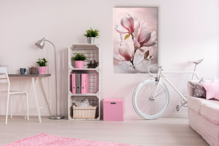Romantyczny obraz z różową magnolią w wodzie | Kwiatowy wzór idealny do sypialni 20884 - zdjęcie 4