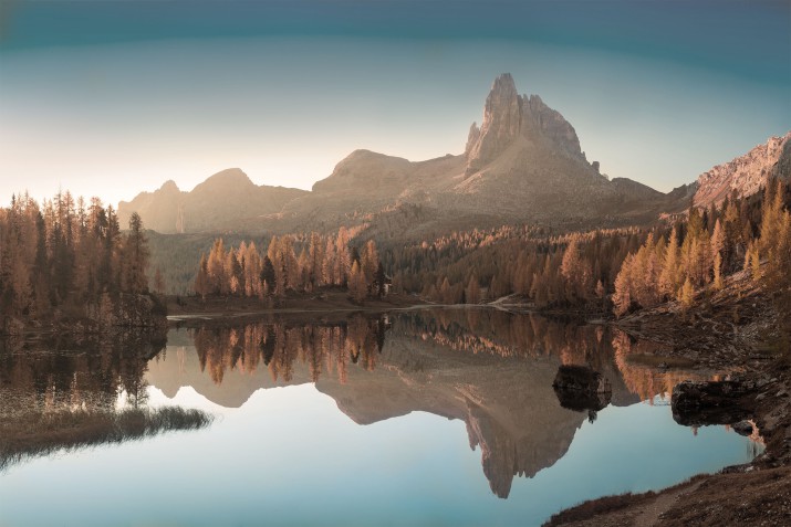 Fototapeta jezioro Federa – malowniczy krajobraz górski Dolomity | Tapeta z widokiem na jezioro 21330 - zdjęcie 2