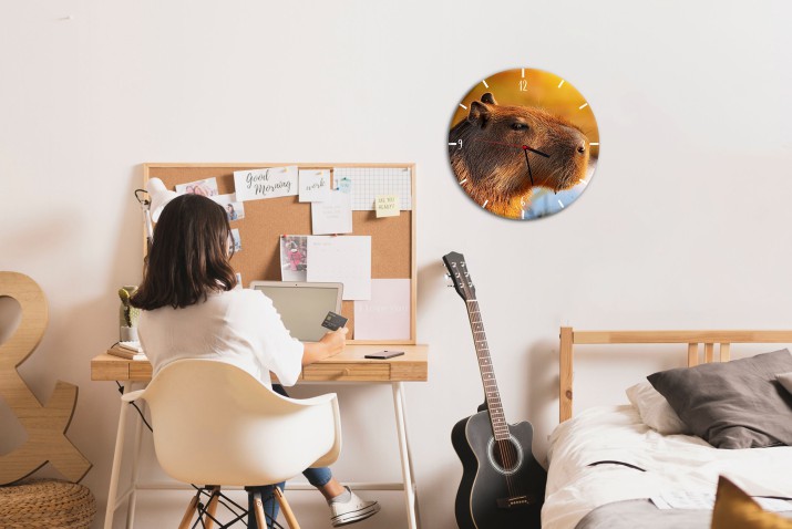 Zegar ścienny z kapibarą | Nowoczesny Zegar na ścianę dla nastolatka | Dekoracja młodzieżowa z motywem kapibary Z076 - zdjęcie 3