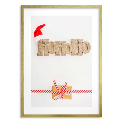 Plakat &amp;quot;Ho Ho Ho&amp;quot; z czapką Mikołaja i prezentem – Minimalistyczna dekoracja świąteczna | Ozdoba na Boże Narodzenie- zimowy plakat 23457 - zdjęcie 2