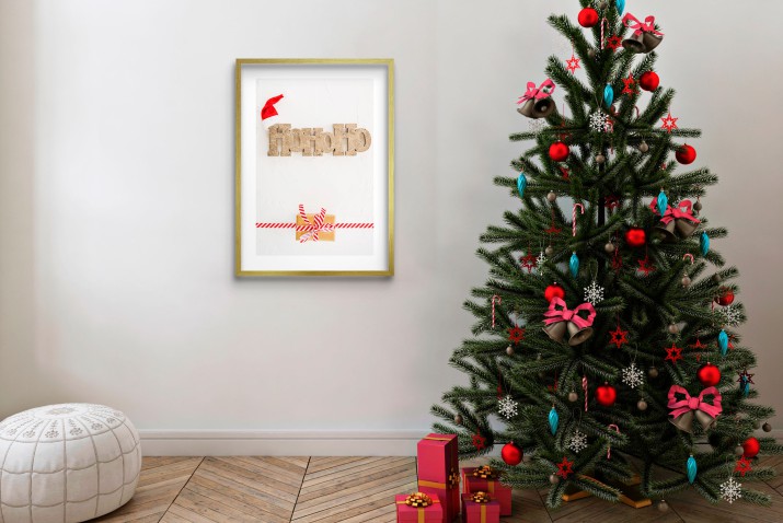 Plakat &amp;quot;Ho Ho Ho&amp;quot; z czapką Mikołaja i prezentem – Minimalistyczna dekoracja świąteczna | Ozdoba na Boże Narodzenie- zimowy plakat 23457 - zdjęcie 5