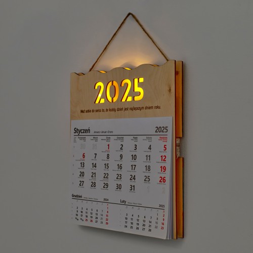 Drewniany Podświetlany Kalendarz 2025 z grawerem | Piękna drewniana dekoracja z cytatem | Oryginalny Kalendarz na prezent z lampką LED - zdjęcie 2