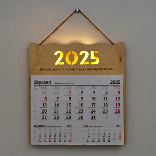 Drewniany Podświetlany Kalendarz 2025 z grawerem | Piękna drewniana dekoracja z cytatem | Oryginalny Kalendarz na prezent z lampką LED - zdjęcie 3