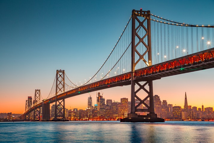 Fototapeta Panorama San Francisco z mostem Oakland Bay Bridge o zachodzie słońca, Kalifornia, USA 81433 - zdjęcie 2