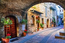 Fototapeta Urocza stara ulica średniowiecznych miast Włoch, region Umbria 81477 Naklejkomania - zdjecie 2 - miniatura