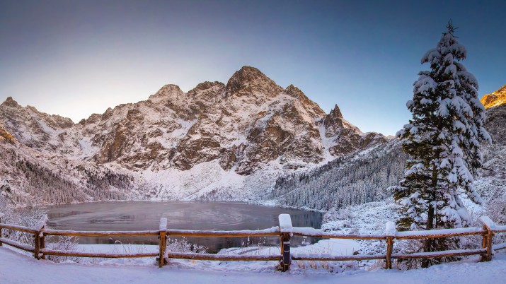 Fototapeta Zimowe góry z lodowatym jeziorem Morskie Oko w Tatrzańskim Parku Narodowym. Krajobraz Morskiego Oka 81460 - zdjęcie 2