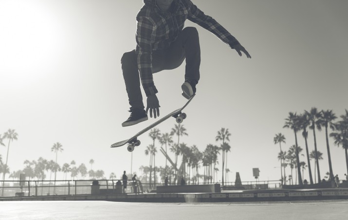 Fototapeta Chłopiec na deskorolce ćwiczący w skateparku 81427 - zdjęcie 2