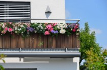 Osłona balkonowa na balustradę, mata ochronna na balkon, taras- kolorowe kwiaty na brązowych deskach 81788 Naklejkomania - zdjecie 1 - miniatura
