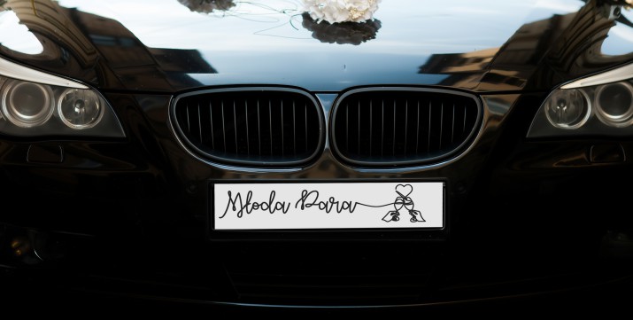 Elegancka dekoracja samochodu weselnego- Ślubne Tablice Rejestracyjne Młoda Para T007 - zdjęcie 2