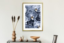 Plakat ze storczykiem w chłodnych barwach | Elegancka dekoracja ścienna z fioletową orchideą 82016 Naklejkomania - zdjecie 6 - miniatura