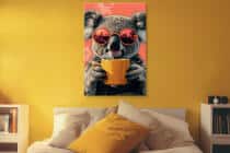 Śmieszny obraz na płótnie – Koala z kubkiem kawy | Dekoracja ścienna do pokoju nastolatka, kuchni, kawiarni O94118 - miniaturka 6