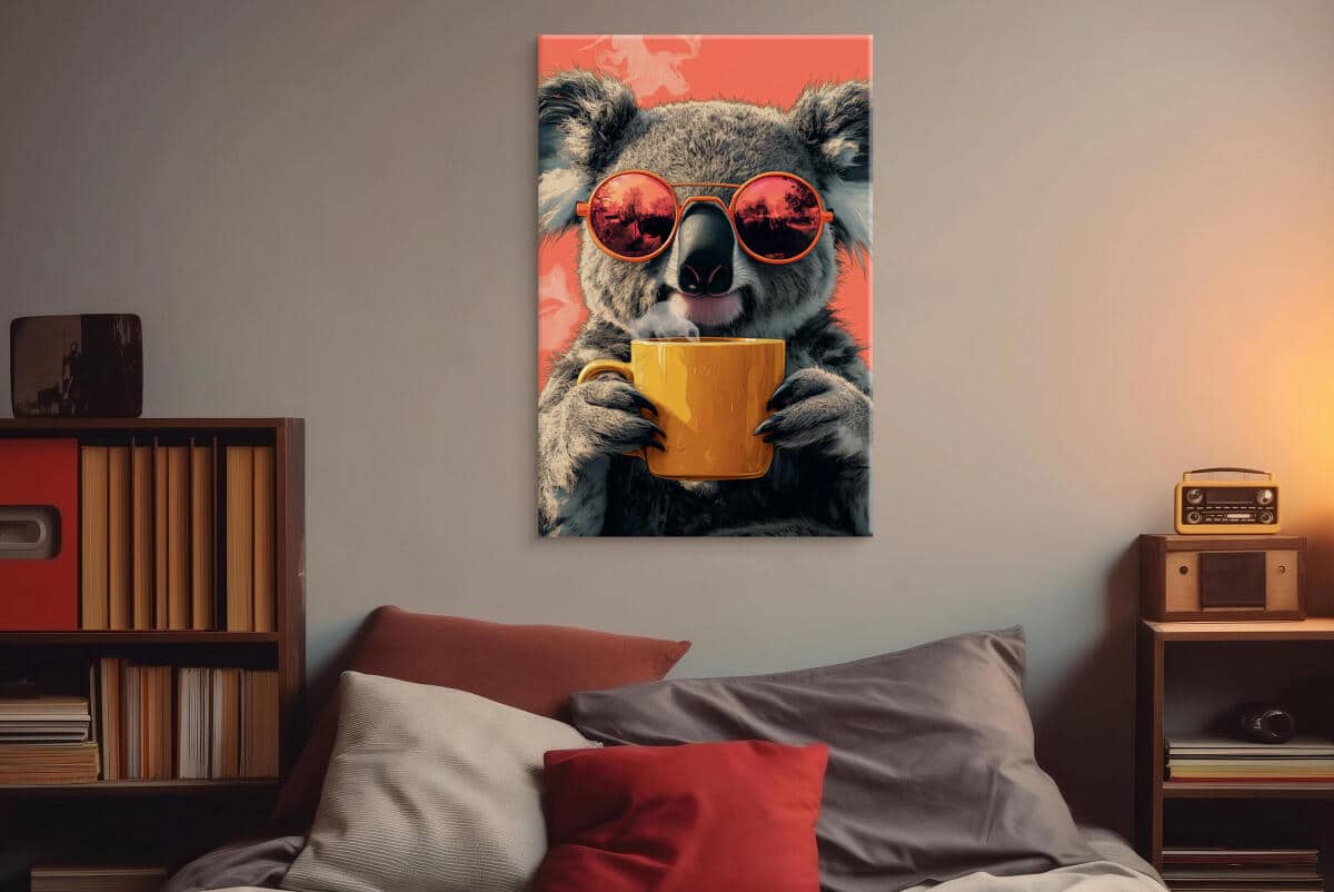 Śmieszny obraz na płótnie – Koala z kubkiem kawy | Dekoracja ścienna do pokoju nastolatka, kuchni, kawiarni O94118 - zdjęcie 3