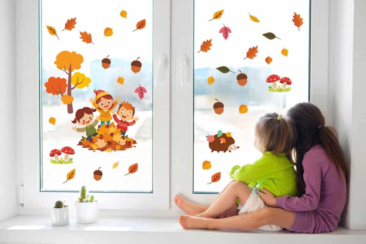 Jesienne Naklejki na Szybę – Liście, Jeż i Dzieci | Kolorowe Dekoracje na okno do Przedszkola, żłobka i Pokoju Dziecka 68023 - zdjęcie 2
