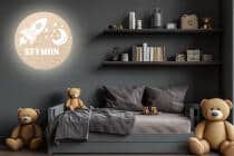 Okrągła Lampka Nocna na ścianę do pokoju chłopca | Drewniana Lampka LED z imieniem dziecka- Rakieta Kosmiczna 82270 - miniaturka 3