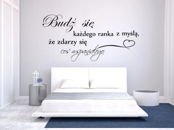 Jak łączyć typograficzne naklejki z innymi dekoracjami ściennymi?