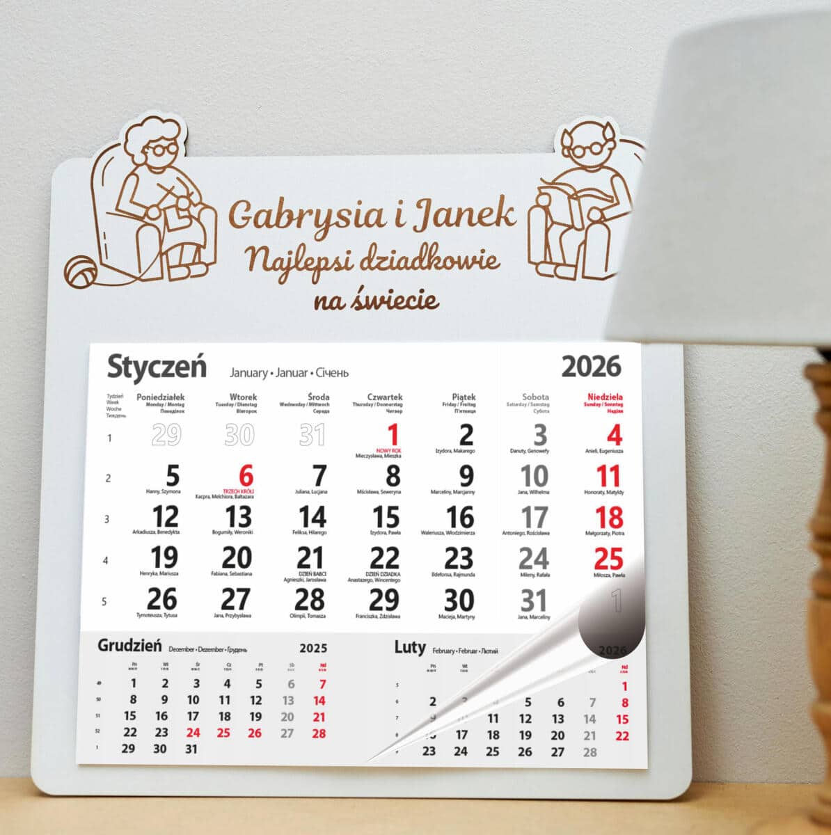 Personalizowany, grawerowany kalendarz na dzień babci i dziadka - dziadkowie w fotelach 81004 - zdjęcie 2