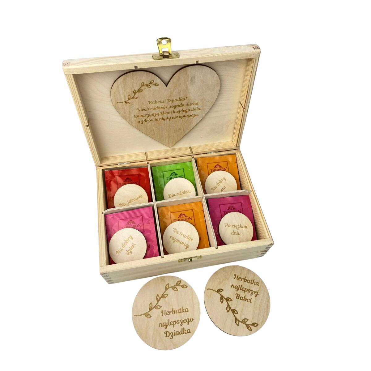 Zestaw prezentowy dla dziadków - skrzynka na herbatę z tematycznymi podpisami + podstawki z dedykacją 20737
