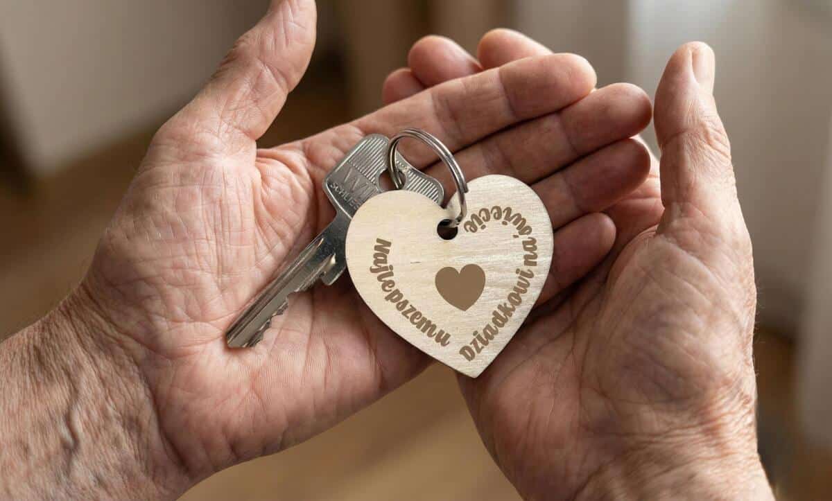 Prezent na Dzień Babci drewniane breloki z dedykacją 42773 - zdjęcie 2