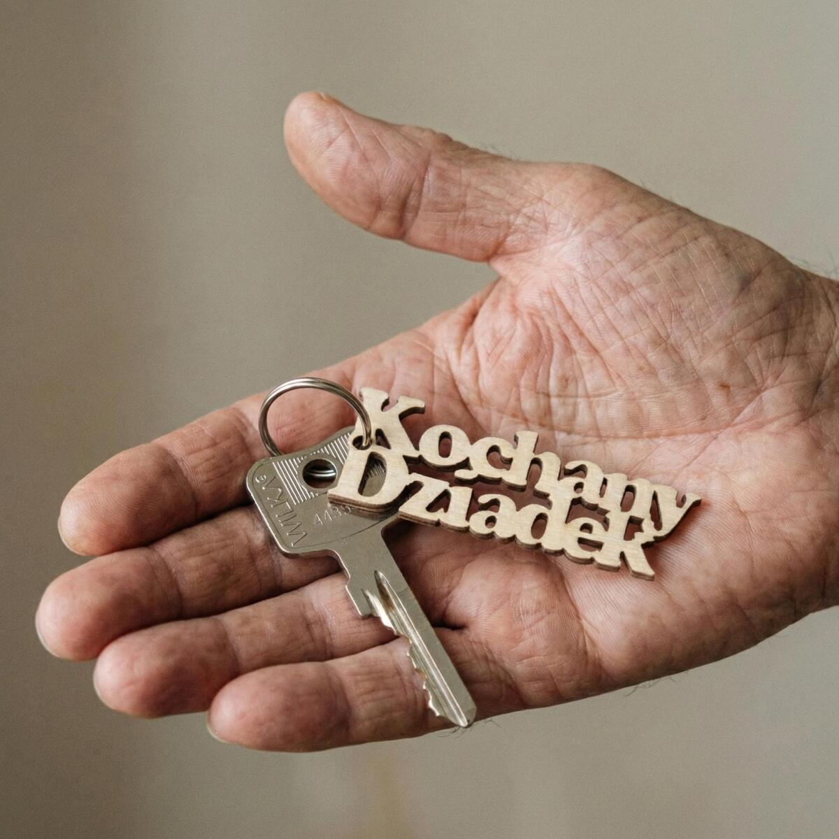 Drewniane breloki z dedykacją prezent na Dzień dziadka 42777 - zdjęcie 3