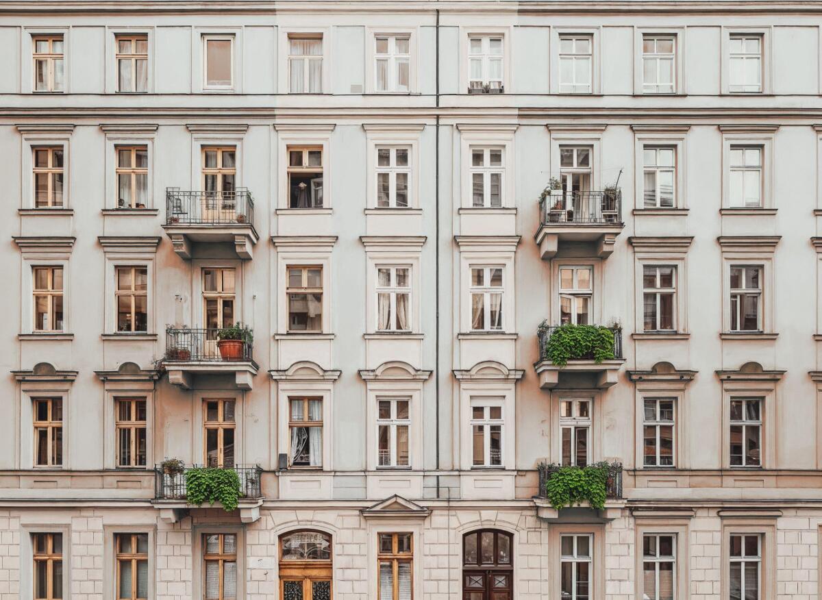 Fototapeta 3D Architektura Miejska- Beżowa Kamienica | Klimatyczna dekoracja do sypialni i gabinetu 51001 - zdjęcie 4