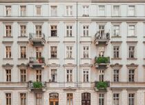 Fototapeta 3D Architektura Miejska- Beżowa Kamienica | Klimatyczna dekoracja do sypialni i gabinetu 51001 - miniaturka 4