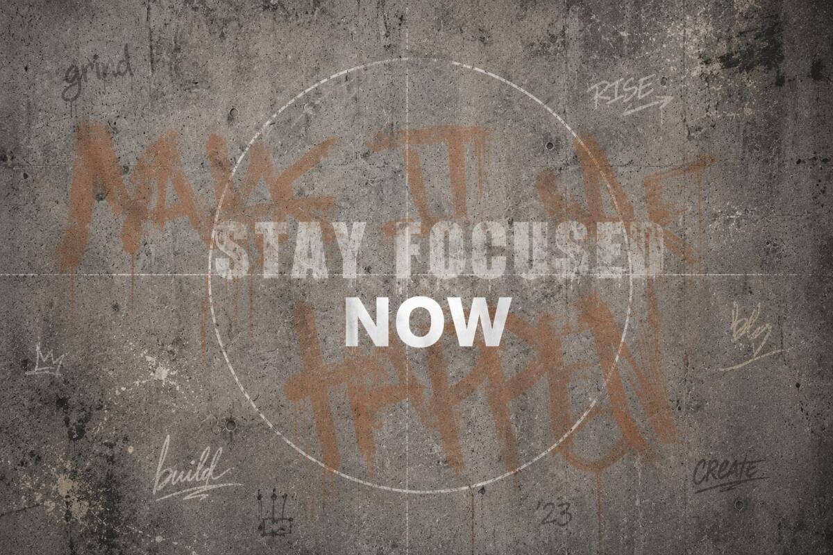Fototapeta Beton Loft Stay Focused Now | Industrialna Tapeta Motywacyjna do sypialni, biura 76121 - zdjęcie 3