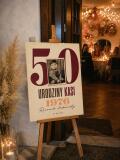 Tablica powitalna na 50 urodziny- zdjęciem z dzieciństwa, imię, data | Plakat Powitalny dla kobiety 39037 - miniaturka 3