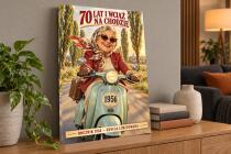 Prezent na 70 Urodziny dla Kobiety – Obraz na Płótnie ze Zdjęcia „70 Lat i Wciąż na Chodzie” | Jubilatka na Skuterze Retro 83127 - miniaturka 3
