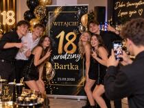 Tablica powitalna na 18 urodziny z imieniem i datą Ścianka na osiemnastkę Duży Roll-up 100×200 cm 39062 - miniaturka 4