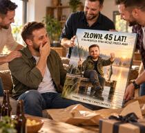 Prezent dla Wędkarza na 45 Urodziny – Obraz ze Zdjęcia „Złowił 45 Lat!” - 31596 - miniaturka 3