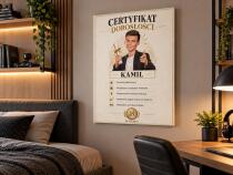 Śmieszny prezent na 18 urodziny – plakat karykatura ze zdjęcia „Certyfikat dorosłości” 31552 - miniaturka 3