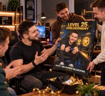 Prezent dla Gracza na 25 Urodziny – Obraz z Karykaturą ze Zdjęcia „Level 25 Odblokowany” - 31592 - miniaturka 3