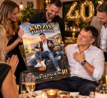 Śmieszny Prezent dla Brata na 40 Urodziny – Obraz z Karykaturą ze Zdjęcia „Kryzys? Jaki Kryzys?” -  31725 - miniaturka 3